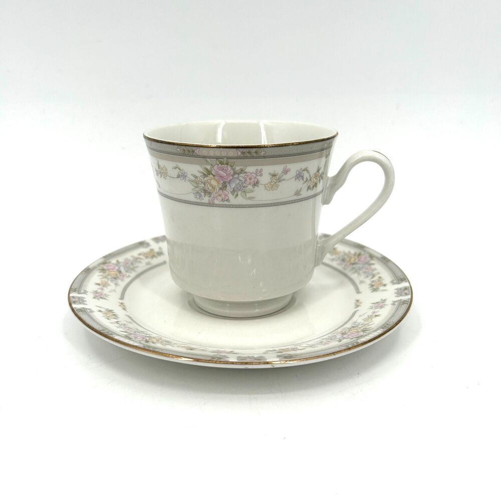 FARBERWARE Vintage 1992 Fine China White Floral Southampton Teacup & Saucer Set